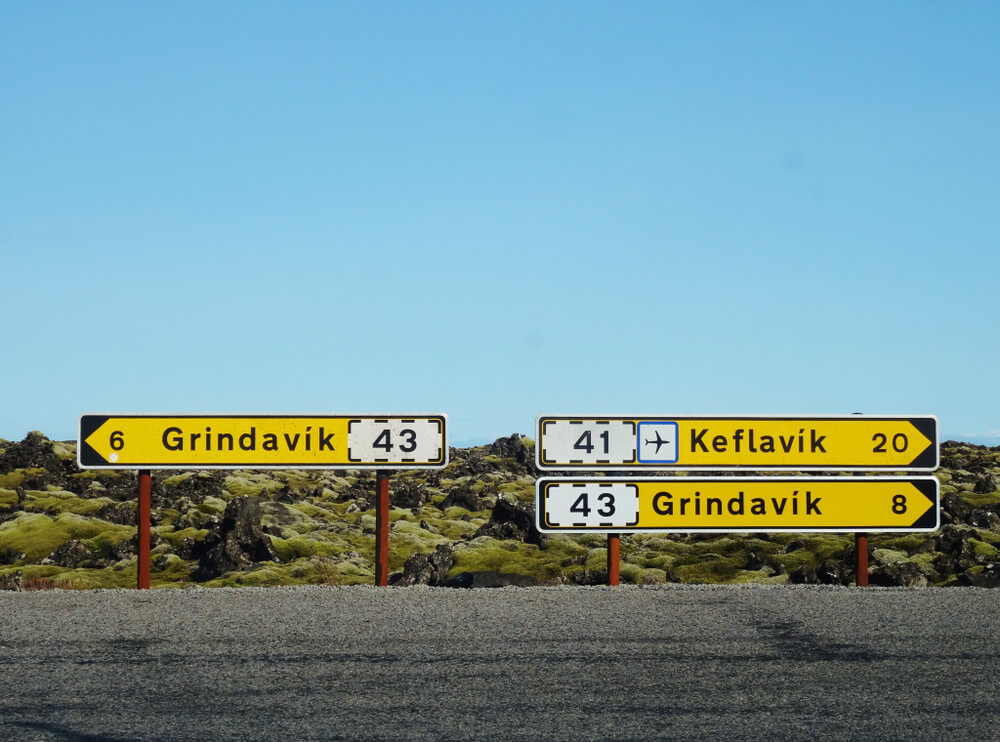 panneaux de signalisation avec direction vers aéroport international de Keflavík pour imager l'accessibilité du web